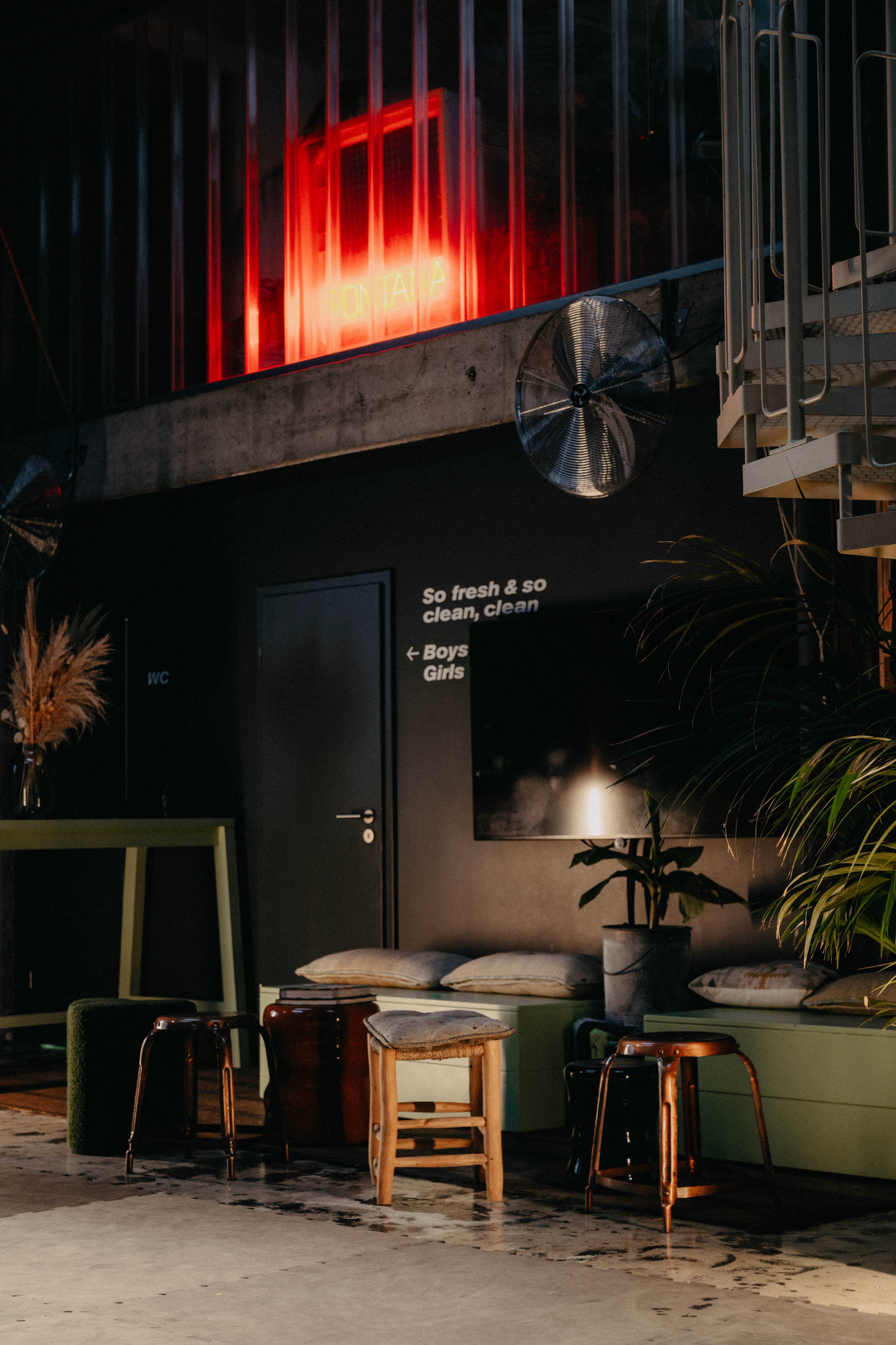 Blick auf das Fontana-Leuchtschild, TV, Stehtisch und Sitzecke in der Halle des Fontana Klubs.