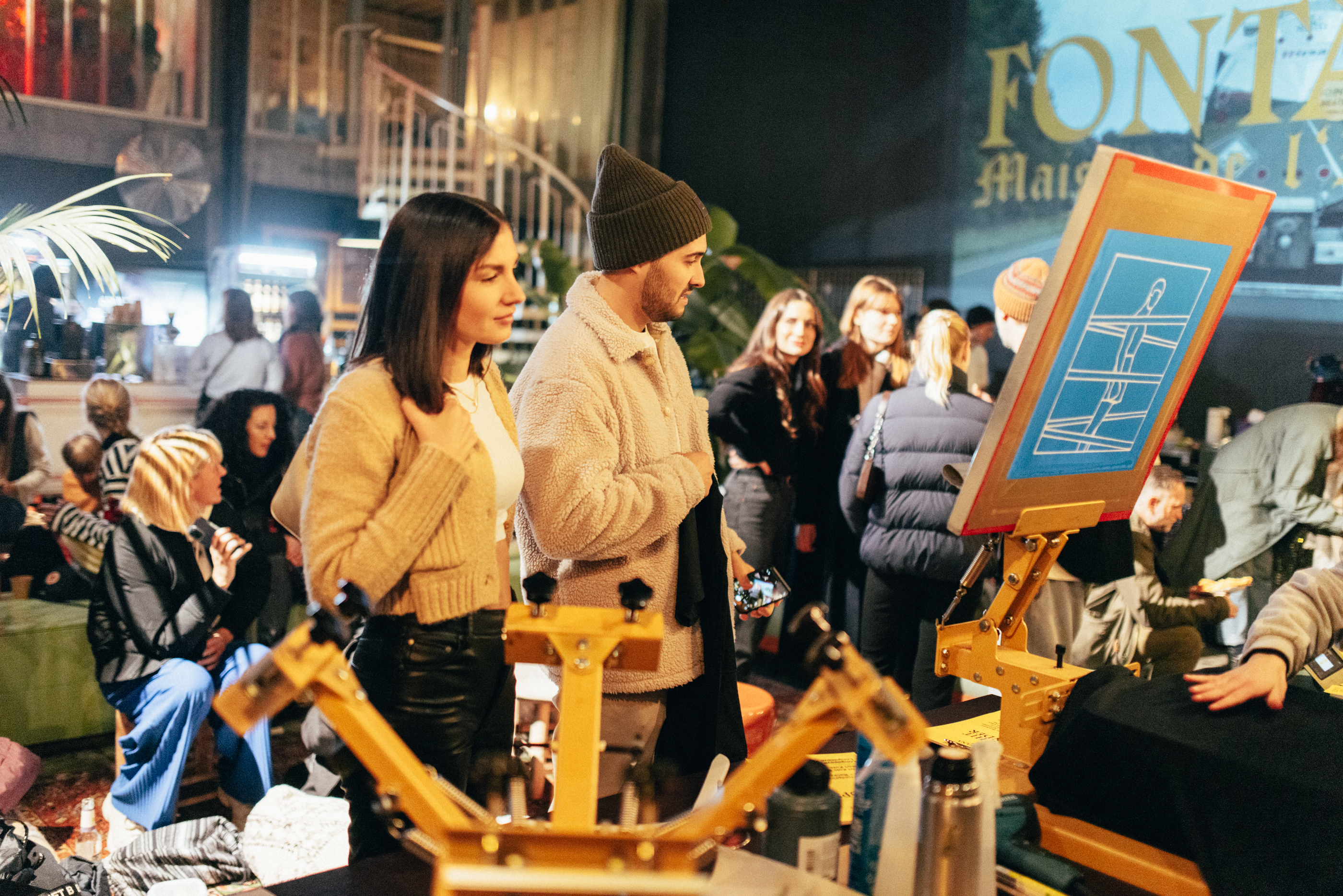 Menschen auf dem Winterfest in der großen Halle des Fontana Klubs.