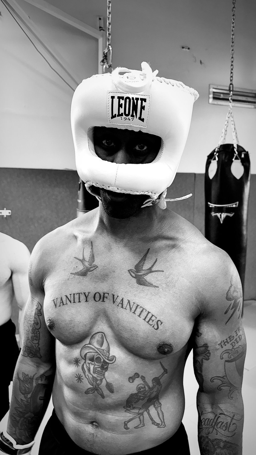 Treppe aus Beton in einem weißen Raum