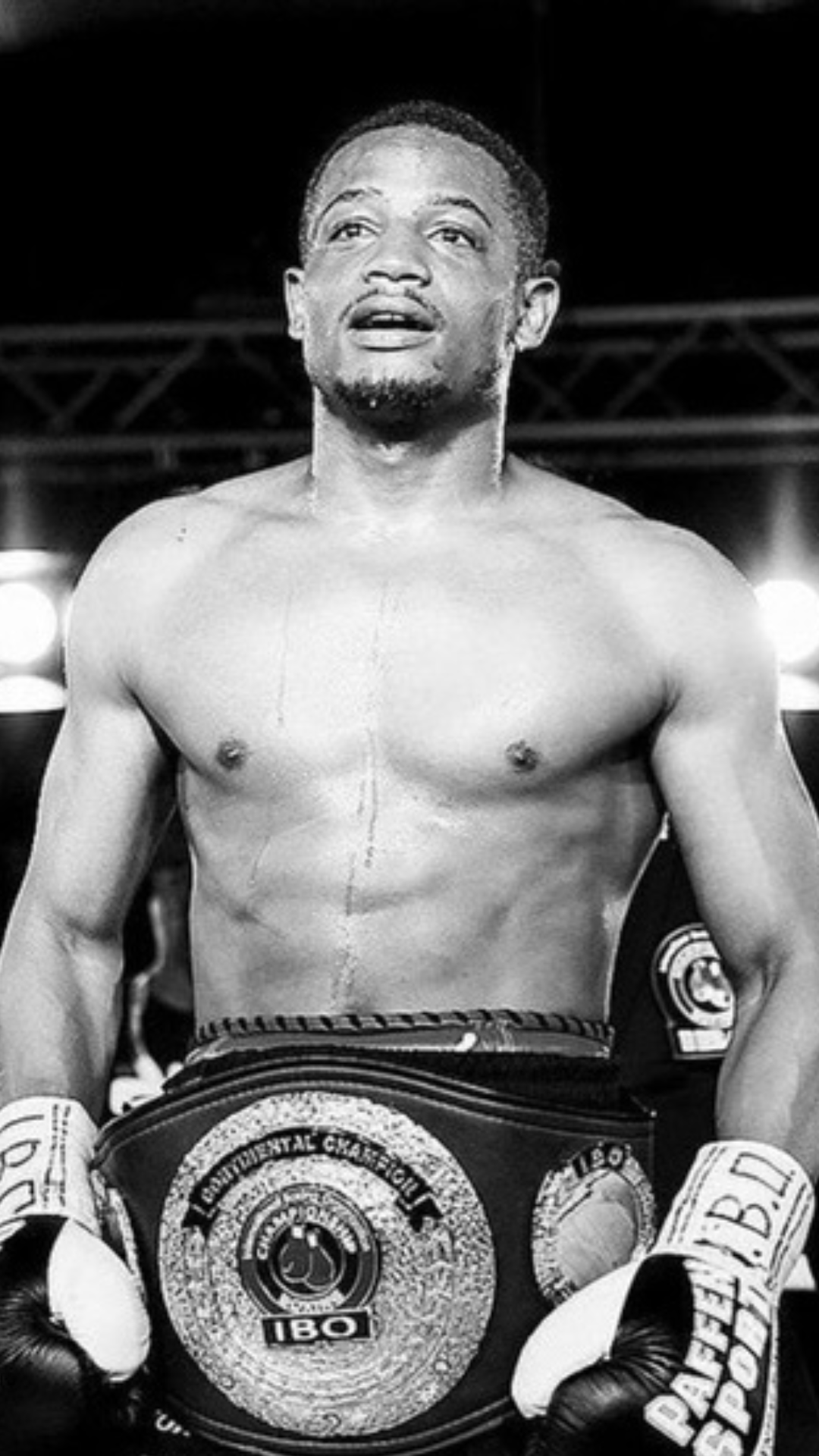 Siebträgerkaffeemaschine auf einer Holzkommode