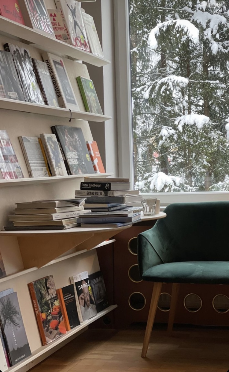 Eine Ecke in der Bibliothek mit Büchern und einem Platz zum sitzen