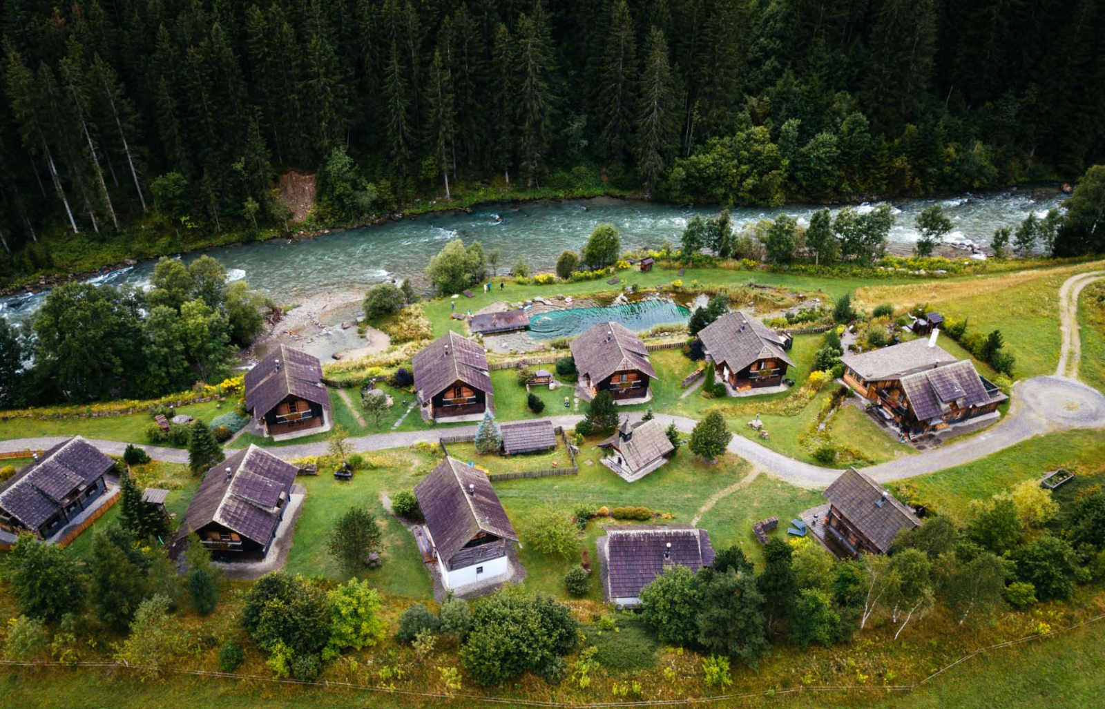 Obenansicht einer Siedlung von Bungalows in Kärnten