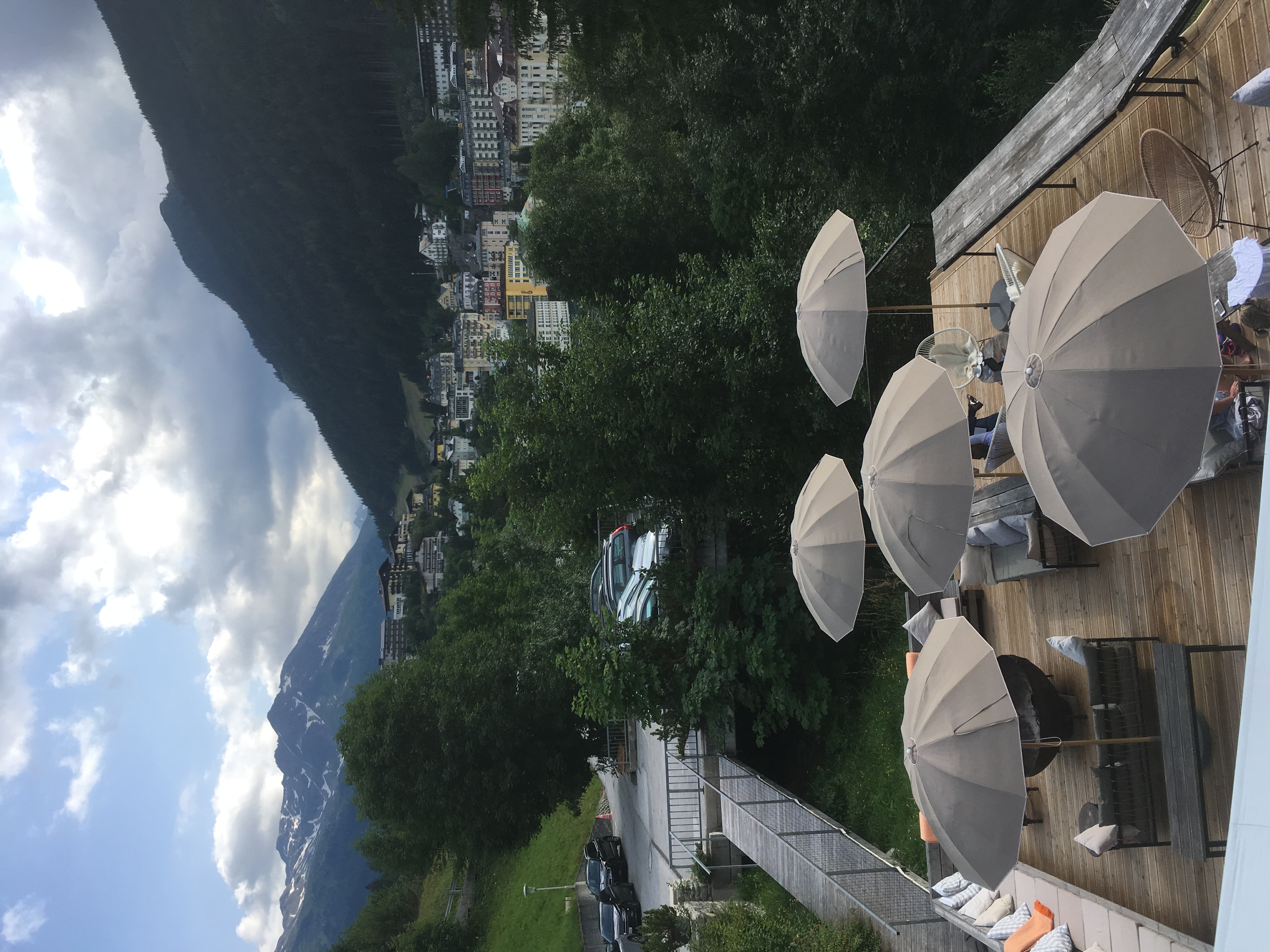 Terrasse des Hotels mit Blick auf die Wälder und Berge